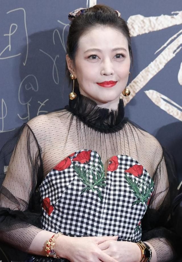 52岁的周海媚一点不服老,打扮粉嫩时尚,但高清照下皱纹十分明显