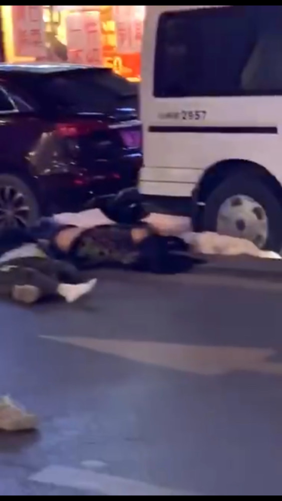 平安夜 重庆三峡广场一男子从高楼坠落并砸死两名路人