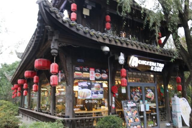 成都最著名的美食一条街,对比西安的回民街,到底哪个值得去?