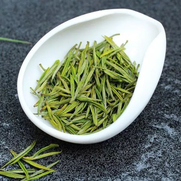 根据加工工艺可知其为 绿茶,由于茶叶名字带有"白茶"而使得很多人误