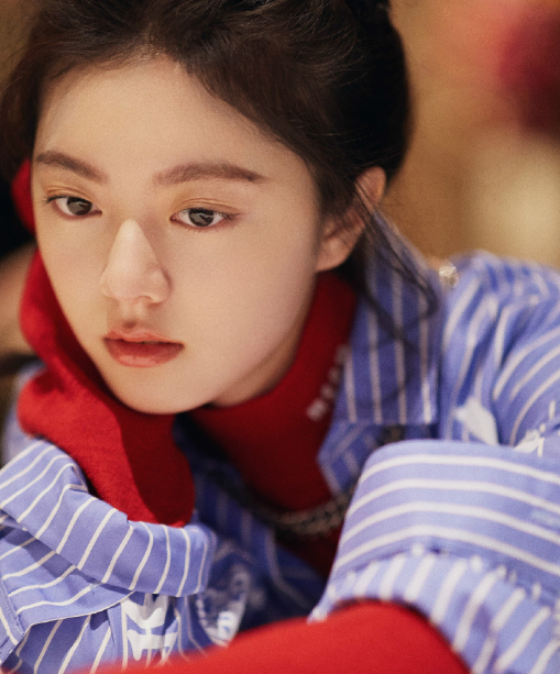 赵今麦高清写真,穿蓝色条纹上衣,女神范儿十足