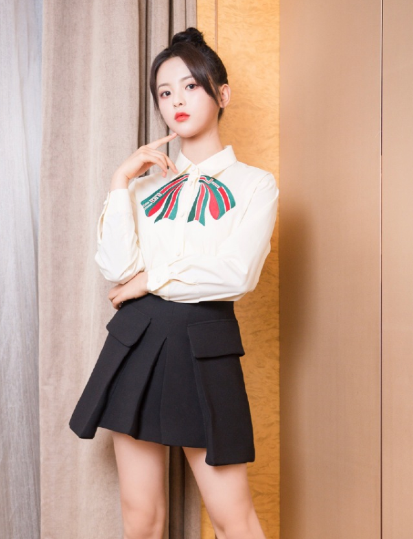 杨超越甜美写真,散发着迷人魅力,让人难以忘怀