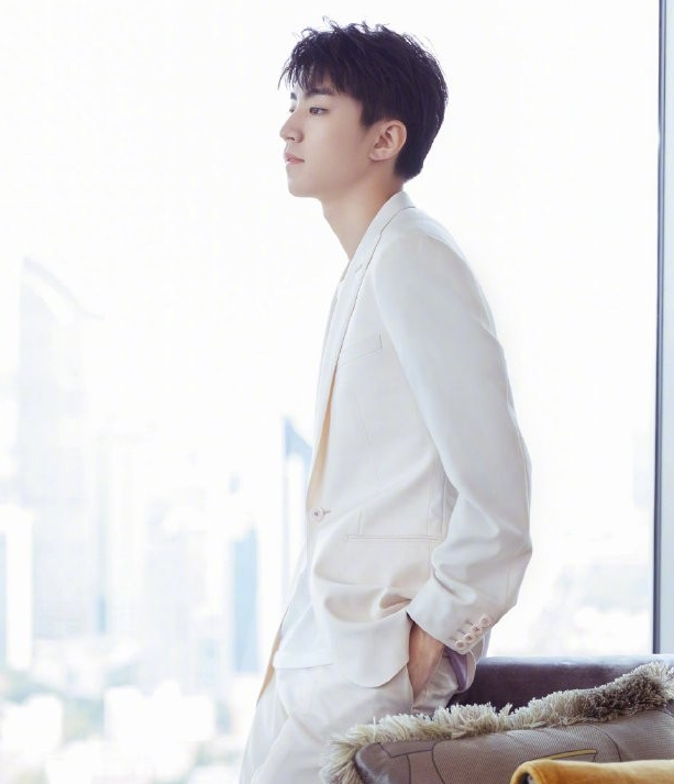 王俊凯清新帅气写真,身穿白色西服套装,变身优雅小王子