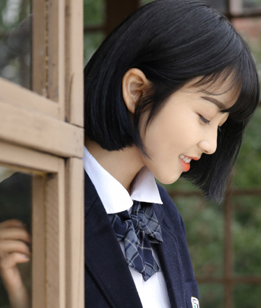 美女侧颜十分精致,真的是太美了.