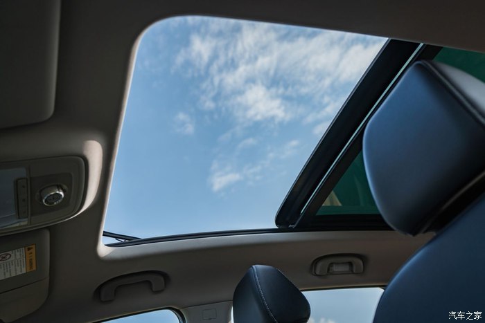 再配合巨大的全景天窗,通风采光什么的也非常不错.