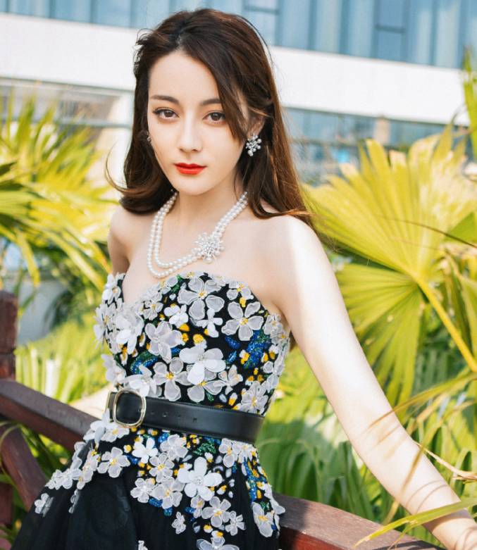 迪丽热巴清新唯美写真,纯净淡雅,令人窒息的美丽