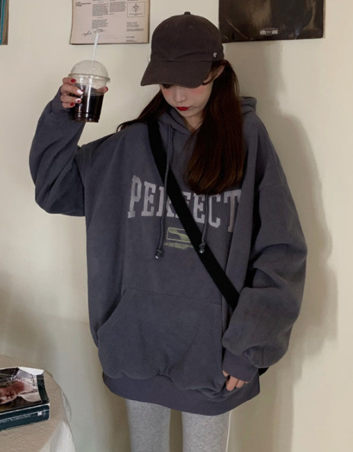 慵懒风连帽卫衣搭配棒球帽,时尚感十足