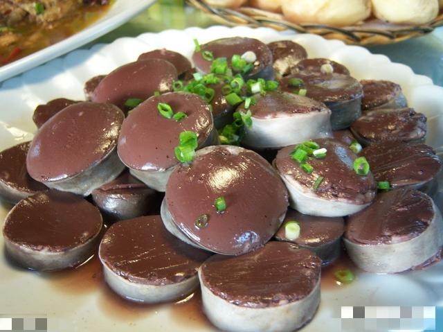 东北地区,东北菜,酸菜炖白肉血肠,猪肉炖粉条,酱骨头