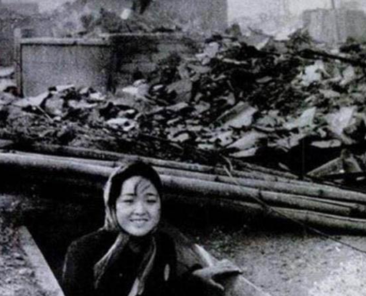 日本老相片,广岛原子弹爆炸后,日本少女因何暴露神秘浅笑
