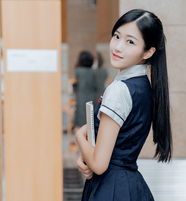 小姐姐十分清纯甜美,尽显温婉迷人气质.