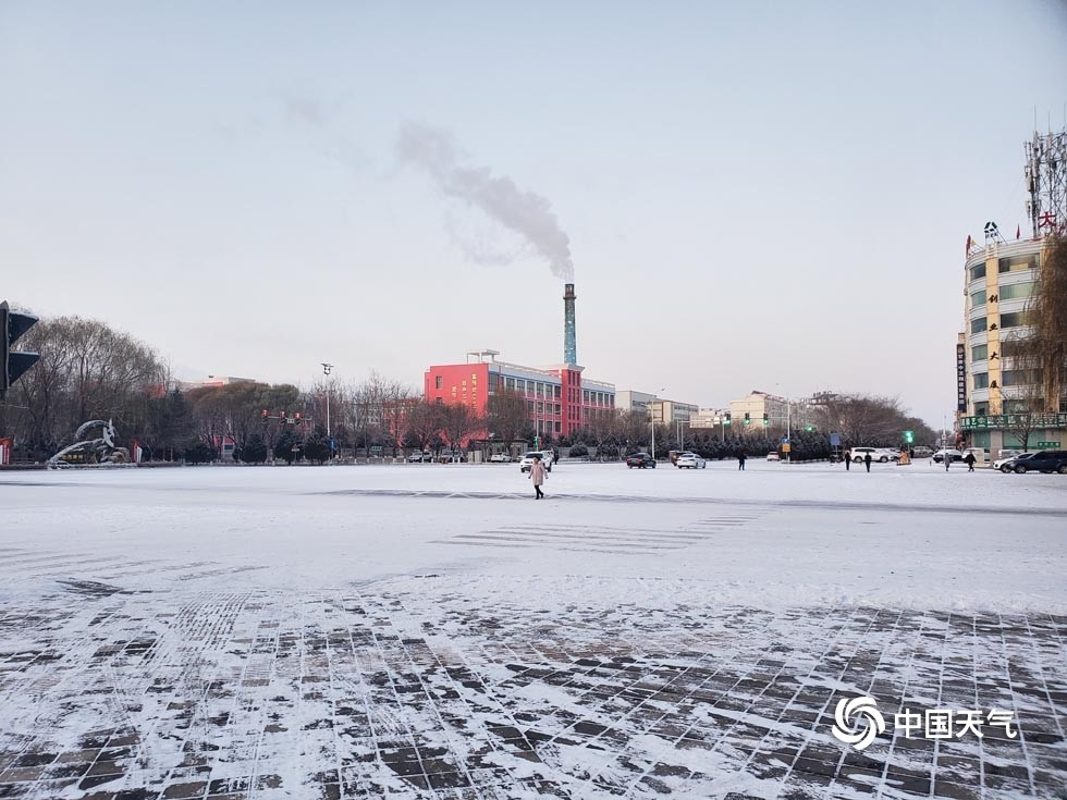 降雪光临甘肃酒泉 城市一夜变雪白