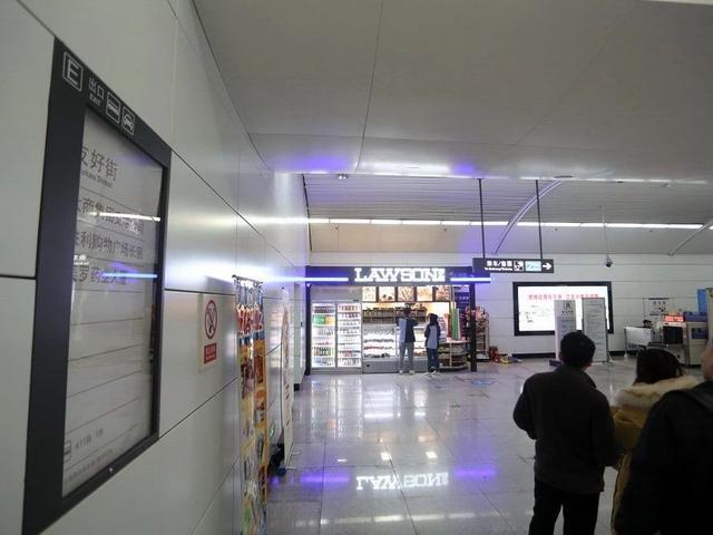此次在青泥洼桥地铁站开业的罗森便利店一共两处.