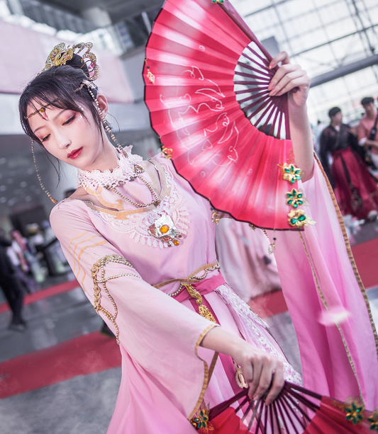 cosplay游戏《剑网三》七秀,小姐姐手拿折扇姿态优雅