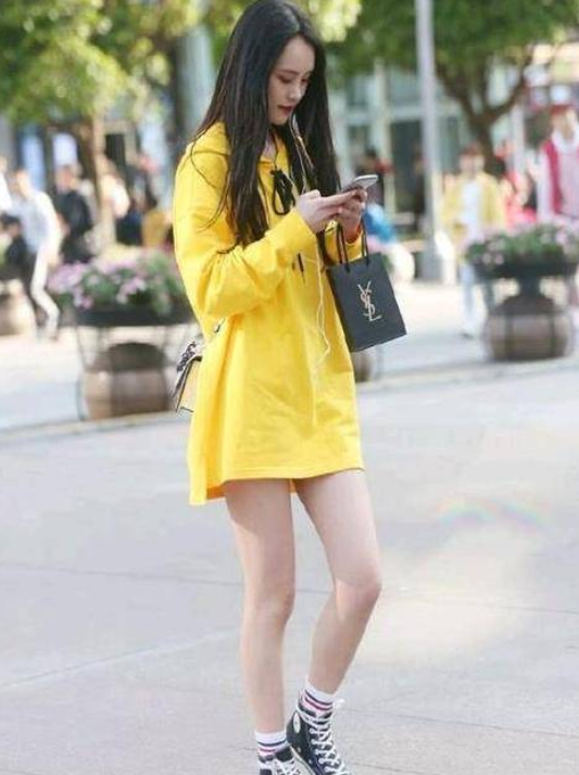 美女穿着一身黄色休闲上衣,显得美丽动人,休闲鞋子更是彰显青春时尚.