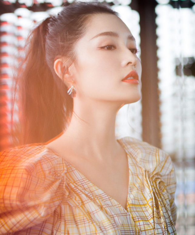 魅力偶像李沁,仙气甜美活动写真,面容精致清新可人