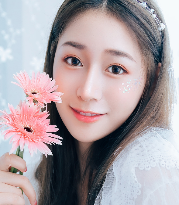 清新靓丽的长发少女,肤如凝脂,一双迷人大眼睛