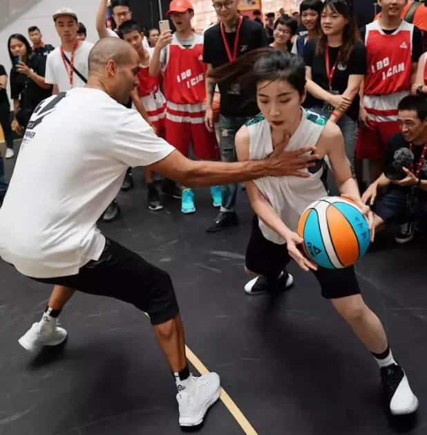 科比,帕克中国行与女粉互动,因手上动作被批"耍流氓"