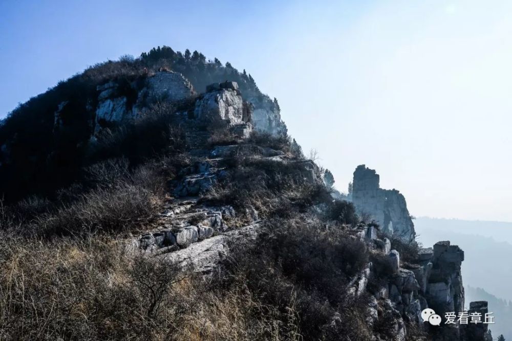 相传,北宋熙宁年间,章丘城北的女郎山上住着一个道士,叫穆子衡.