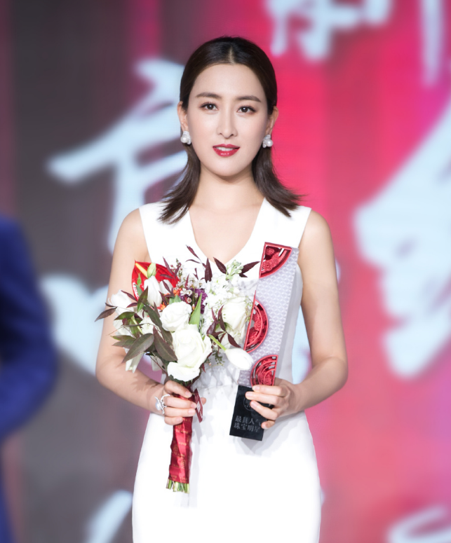人气女星马苏,气质高冷,五官精致魅力十足.