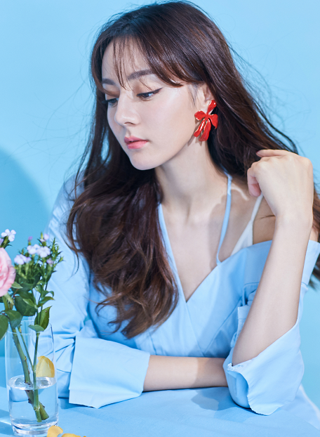 迪丽热巴时尚造型写真,是人比花娇的灵动少女