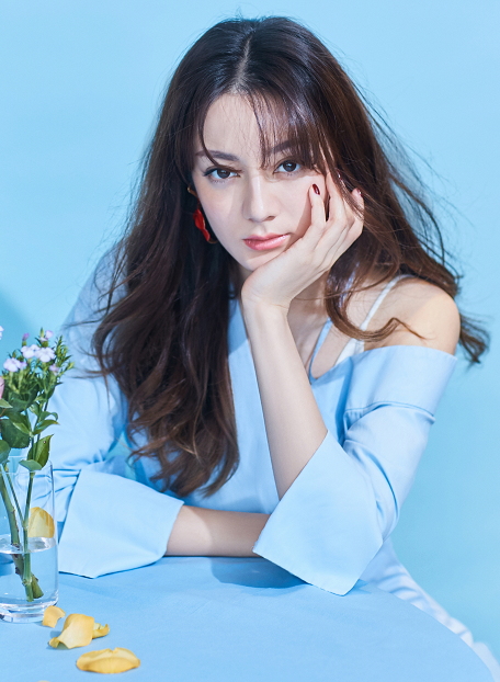 迪丽热巴时尚造型写真,是人比花娇的灵动少女