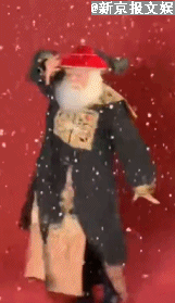 除了硬核祝福,徐锦江还传了一段硬核舞蹈.