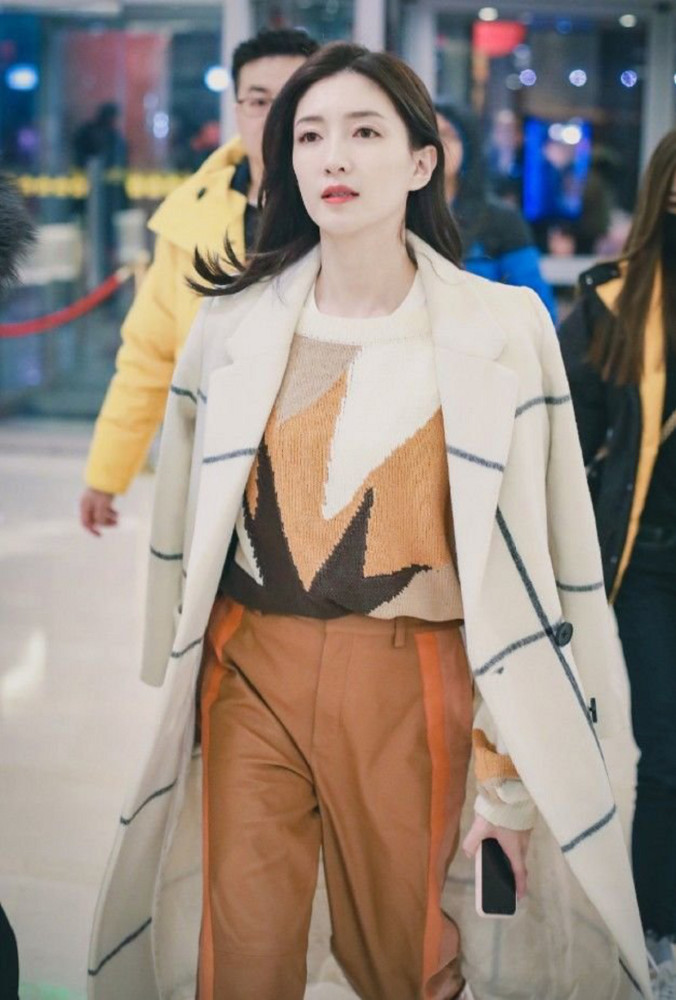 气质女神江疏影亮相机场,皮裤穿得如此清新,身材比例逆天了