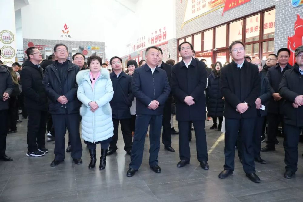 区委常委,宣传部长贺海云一同参观.