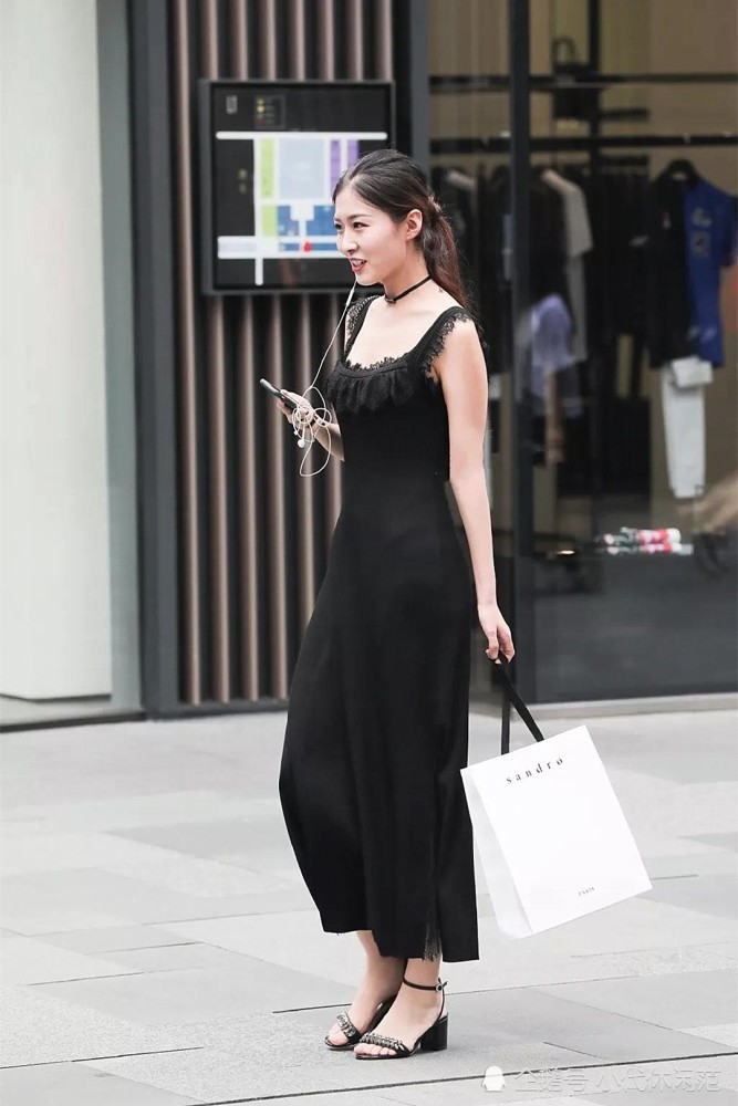 街拍:美女穿着黑色吊带长裙,气质温婉,姿态怡人!