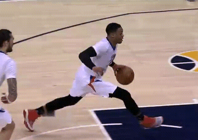 杀神佛挡杀佛,不仅重现赛季三双奇迹,更是在关键时刻屡屡上演单骑救主