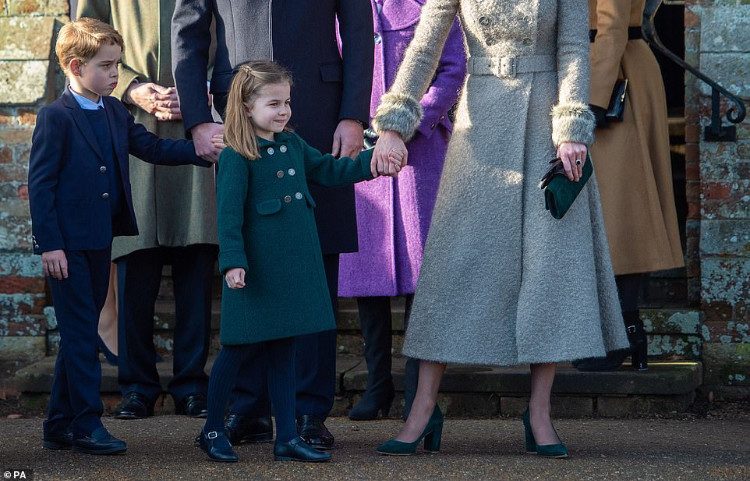 英国皇室举行一年一度的圣诞教堂礼拜活动,93岁伊丽莎白二世女王带领