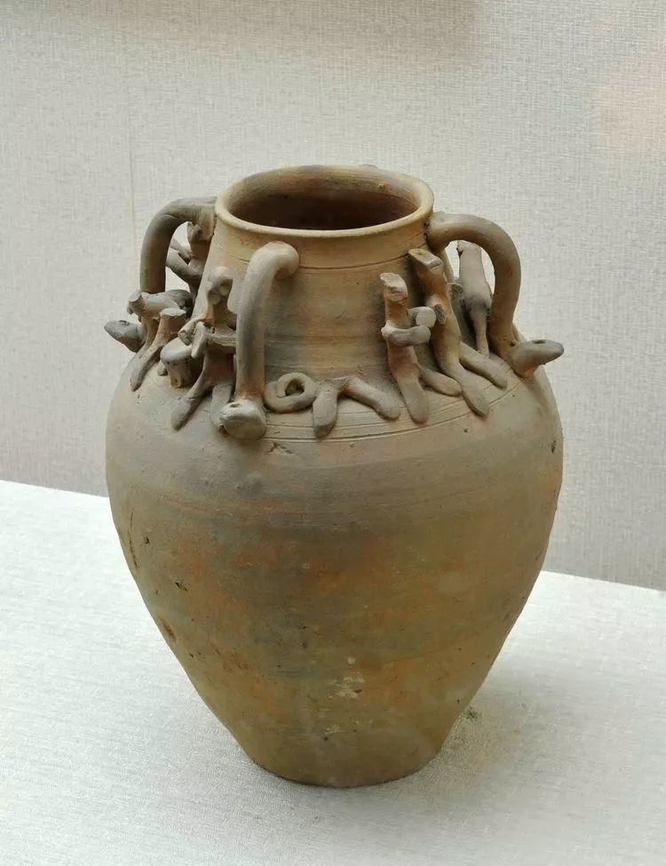 陶器历史悠久,在新石器时代就已初见简单粗糙的陶器.