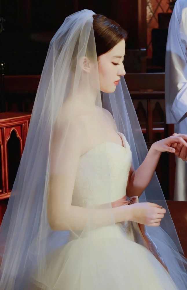 终于等到刘亦菲穿婚纱,无滤镜下美成仙儿,想不出有谁能配上她!