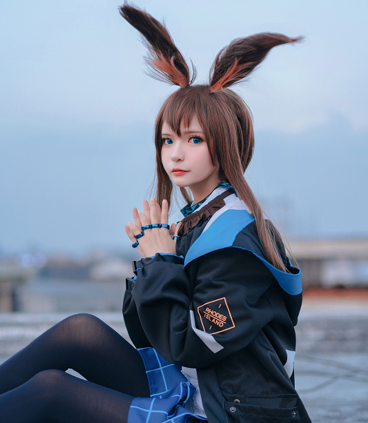 游戏《明日方舟》阿米娅cosplay,女孩完美演绎阿米娅的特点