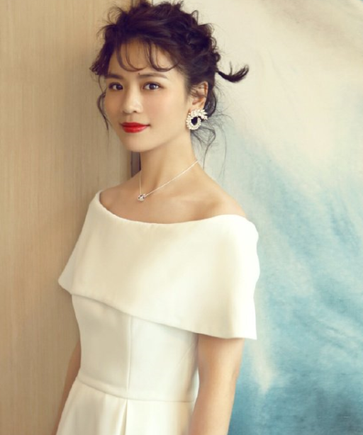 黄英时尚写真,穿白色露肩礼服,显得魅力十足