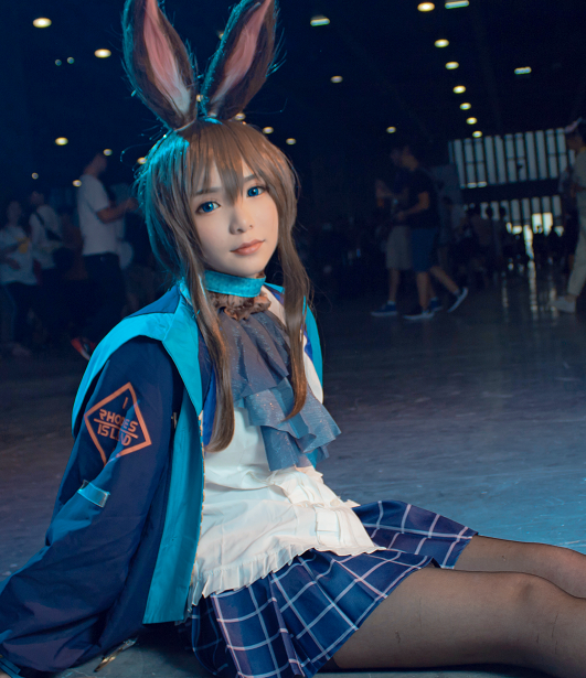 游戏《明日方舟》阿米娅cosplay,女孩尽显活泼俏皮