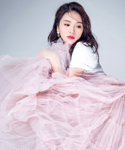 黄英时尚唯美写真,穿公主纱裙,尽显仙气满满