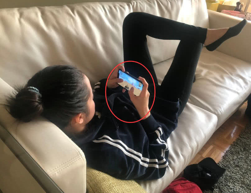 欧阳娜娜躺沙发上玩手机,看到手机画面,网友:19岁该有