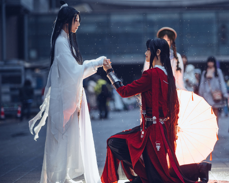 真人cos《天官赐福》,花城单膝下跪瞬间画面太美,全场