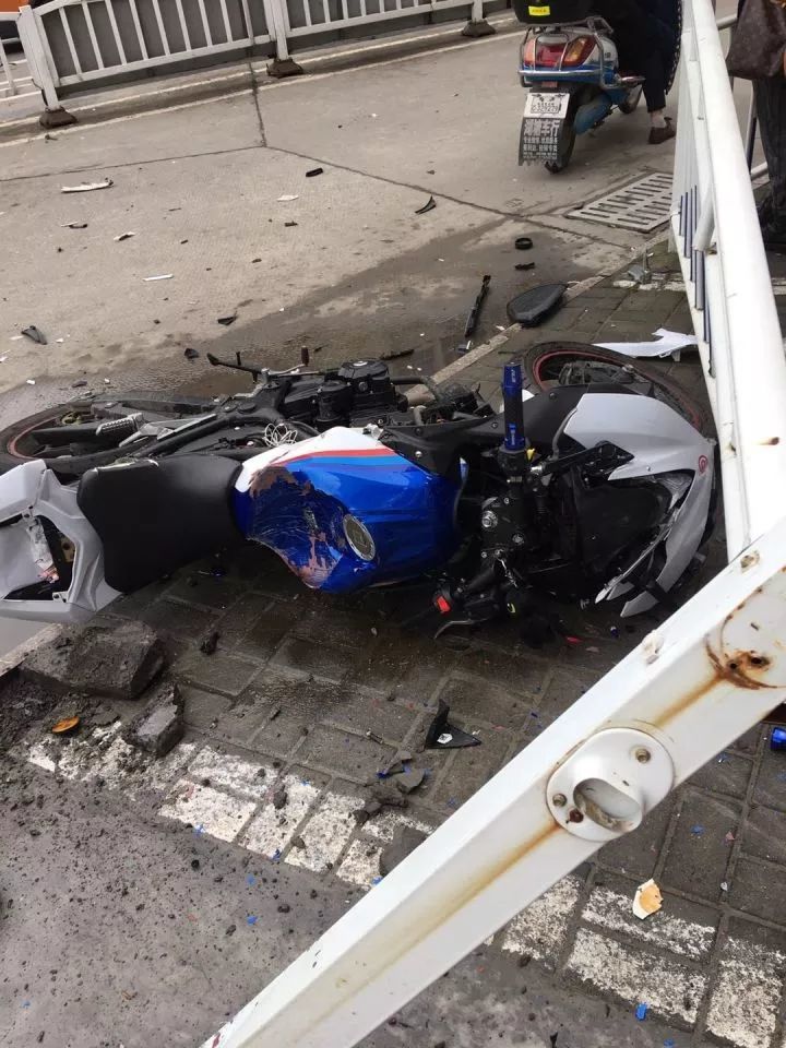 海宁市区车祸,摩托车主受伤,轿车车头受损