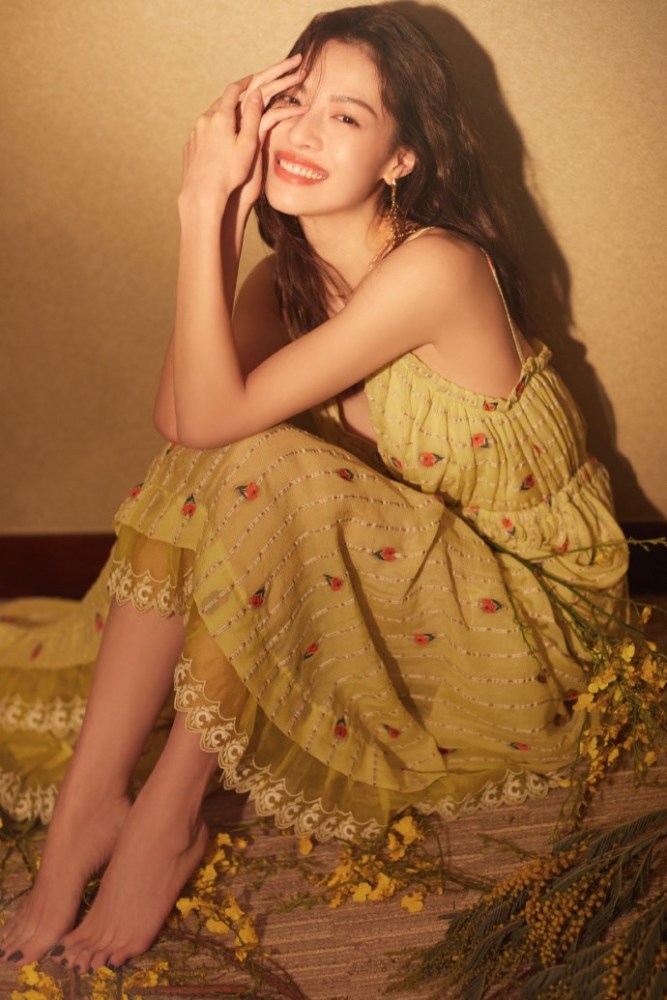 钟楚曦一袭黄色吊带裙美如花季少女,时而娇美灿烂,时而性感美艳