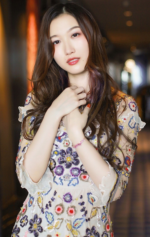 谢林彤精美壁纸,气质出众韵味十足,散发迷人魅力