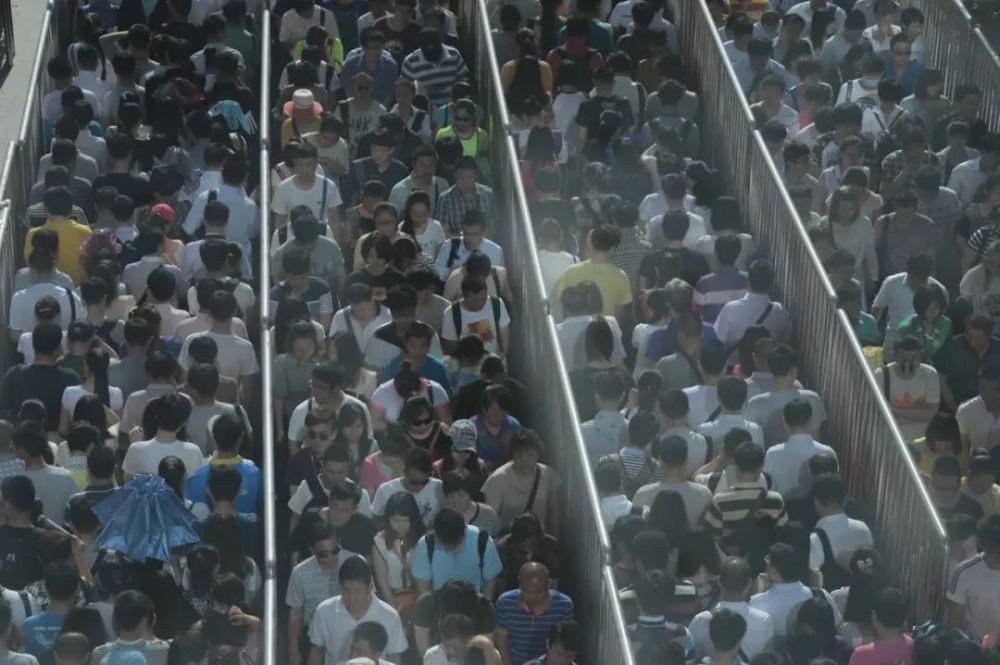 北京地铁:最挤的地铁永远是你要坐的那一条!
