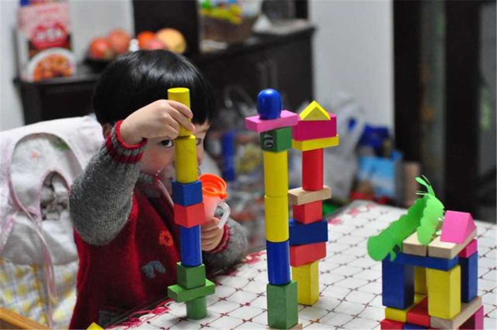 家里丢了7根"金条",宝爸急得报警,熊孩子:我拿去搭积木玩了