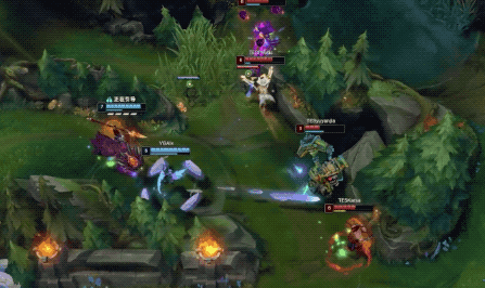 4分钟下路盲僧gank下路无果,随后来到中路配合knight收掉蕉太狼.