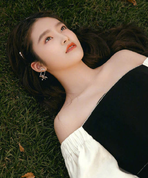 柴蔚时尚唯美写真,穿露肩礼服,尽显优雅端庄气质