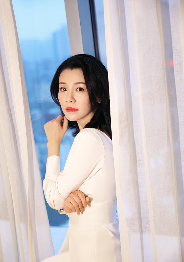 "大娘子"刘琳走红后,一身雪白长裙清新优雅,美到让人认不出