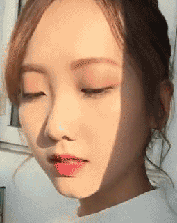 每个单眼皮,内双星人眼睛上都有一双黑洞,不仅异常的吃妆,还怎么化都