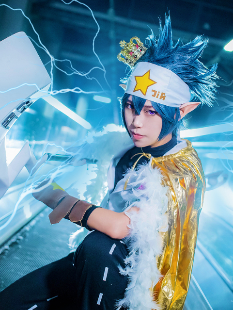 雷狮《凹凸世界》cosplay图集,帅气迷人的蓝发少女