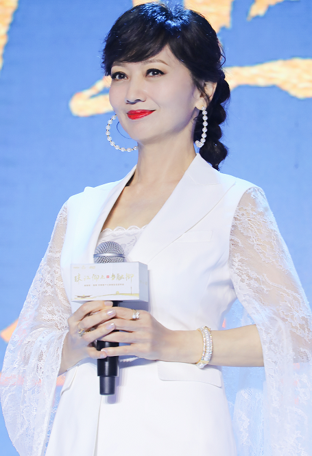 赵雅芝一身白色服装亮相活动现场,气质如兰端庄大气
